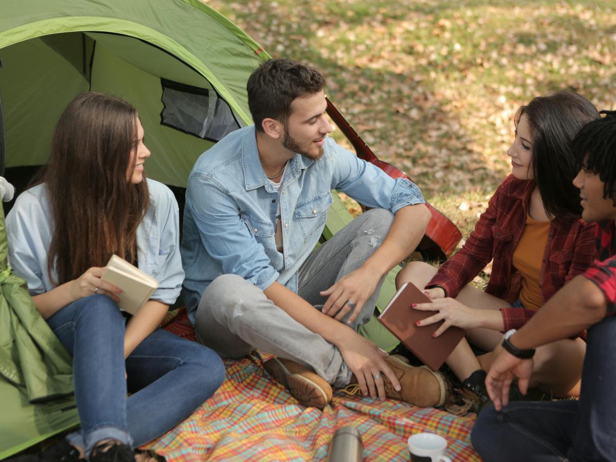 How to Effectively Use Social Media to Promote Your Book: A Guide for Authors by Jeyran&nbsp;Main